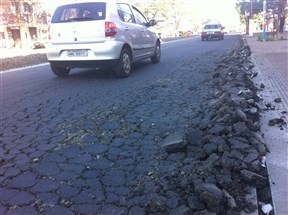 Trecho de asfalto feito na Avenida Morangueira há pouco mais de um mês já apresenta problemas